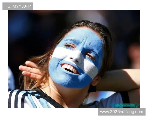 女球迷在世界杯现场不慎走光事件曝光，网友纷纷表达关心与讨论